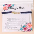 Handgemaakte donkerblauwe Mama-armband met gouden bedel op een bloemencadeaukaart - Marineblauw - Gouden Label