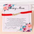 Bracelet tressé rouge avec breloque Mama dorée sur une carte cadeau fleurie - Rouge - Étiquette Dorée