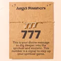 Bracelet chiffre des anges 777 doré avec cristaux sur une carte de présentation - 777
