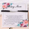 Bracelet Mama fait main avec lettres argentées sur carte cadeau fleurie pour la fête des mères - Noir - Étiquette Argentée