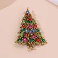 Exquisito broche de árbol de Navidad en aleación dorada con cristales de colores en rosa - Árbol de Navidad