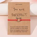 Minimalistische rode gevlochten kattenarmband op een kraft wenskaart presentatie - Rood