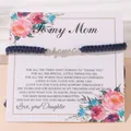 Bracelet Mama tressé bleu foncé sur carte florale pour cadeau de fête des mères - Bleu Marine - Étiquette Argentée