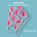 Gros plan d'un foulard triangle crocheté main avec motif papillon rose et bleu - Taille unique / Papillon Bleu