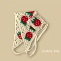 Détail macro du bandana beige tricoté à la main avec motifs de fraises au crochet - Taille unique / Fraise Abricot