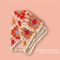 Bandeau bandana triangle au crochet crème avec des carrés fleuris rouges, bleus et oranges - Taille unique / Fleur à carreaux - Rouge Bleu Orange