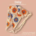 Bandeau au crochet fait main avec marguerites orange et bleues sur fond blanc cassé - Taille unique / Marguerite Orange Bleu - Blanc cassé