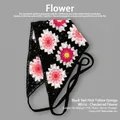 Bandana fait main au crochet noir avec des motifs de fleurs tricotées multicolores - Taille unique / Grande fleur à carreaux - Noir