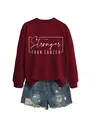 Flachbild-Detail eines weinroten Sweatshirts mit Aufdruck und blauen Denim-Shorts im Set - S / Weinrot (Weiße Schrift)