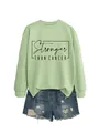 Flachbildaufnahme des hellgrünen Sweatshirts mit Spruch und blauer Destroyed-Denim-Shorts - S / Olivgrün (Schwarze Schrift)