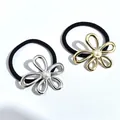 Elegante Haargummis mit Blumen aus Metall in Gold und Silber und Perlenverzierung - Gold und Silber Blumenmuster