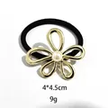 Elastisches Haargummi mit goldenem Blumenanhänger und weißer Perlenverzierung - Hohle Blume Stil / Gold