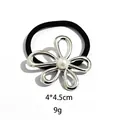 Schwarzes Haargummi mit silberner Hohlblume und weißem Perlendetail für Pferdeschwänze - Hohle Blume Stil / Silber
