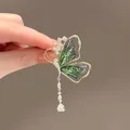 Elegant emerald butterfly brooch with gold metal frame and teardrop pearl pendant - Green Tassel Butterfly