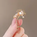 Broche élégante en feuille de ginkgo dorée avec strass et détail de perle blanche - Feuille de Ginkgo à Perles