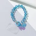 Detail van blauwe kralen telefoonkoord met een gradiënt vlinder hanger en metalen ring - Blauw