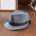 Klassieke grijze krijtstreep fedora hoed met zwart lint op houten achtergrond - 58cm / Grijs