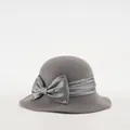 Κομψό γκρι μάλλινο καπέλο cloche για γυναίκες με σατέν φιόγκο και πέρλες σε λευκό φόντο - M (56-58cm) / Γκρι
