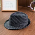 Klassieke zwarte wollen fedora hoed met witte krijtstrepen en elegante satijnen band - 58cm / Zwart