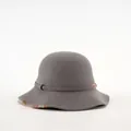 Elegante cappello cloche in lana grigio scuro con cuciture colorate e nastro decorato - M (56-58cm) / Cucitura Multicolore / Filo Arcobaleno Caffè