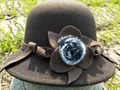 Damen Vintage Melone aus dunkelbrauner Wolle mit Blumenapplikation und weichem Pelzpompon - M(56-58cm) / Kaffeebraun