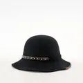 Elegante cappello cloche in lana nera con cuciture arcobaleno e decorazioni di perline - M (56-58cm) / Cucitura Multicolore / Filo Arcobaleno Nero