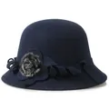 Elegante cappello cloche in lana blu navy con dettaglio floreale e pompon in pelliccia - M(56-58cm) / Ciano