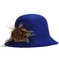 Donkerblauwe wollen cloche hoed voor dames met bruine satijnen roos en zwarte netluier - 57cm Verstelbaar / Blauw