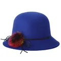 Chapeau cloche classique en laine bleu foncé avec un pompon en fourrure multicolore - Taille Unique(Réglable) / Bleu