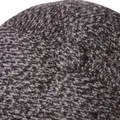 Detailopname van grijze tweed winterpet met wolmix textuur en knoop aan de bovenkant - M (56-58cm) / Sneeuwvlok Khaki