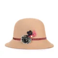 Elegante sombrero cloche de lana para mujer con cinta étnica y adornos florales - M (56-58cm) / Caqui