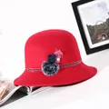 Elegante sombrero cloche de lana roja para mujer con pompón y adorno de flores - M (56-58cm) / Rojo