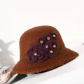 Sombrero de pescador marrón de borreguito con flor de ganchillo lila y pedrería - M(56-58cm) / Caqui