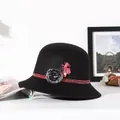 Elegante sombrero cloche de lana negra con detalles florales, pompón y borla rosa - M (56-58cm) / Negro