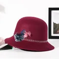 Elegante sombrero cloché color vino para mujer con pompón de piel y adorno floral - M (56-58cm) / Burdeos