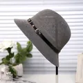 Eleganter grauer Sonnenhut aus Geflecht mit schwarzem Lederband und goldener Schnalle - M(56-58cm) / Grau