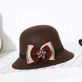 Elegante donkerbruine wollen hoed met strasbloem en strik in luipaardprint - M (56-58cm) / koffiekleur