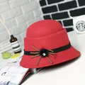 Elegante donkerrode wollen cloche hoed voor dames met strass en zwart lint accent - M / Rood