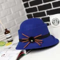 Elegante donkerblauwe wollen vilten cloche hoed met strass ornament en pompon - M / Blauw