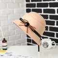 Elegante beige wollen cloche hoed met zwart lint en strass voor winterse damesmode - M / Khaki