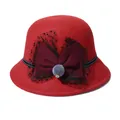 Cappello cloche rosso in feltro di lana con fiocco bordeaux, retina e pompon di pelliccia - M / Rosso