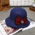 Cappello cloche in lana blu navy con fiocco in rete rossa e pompon per donna - M / Blu