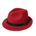 Elegante rode wollen fedora hoed met zwart lint, witte stiksels en gouden S-vormige gesp - M / Rood