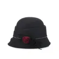 Eleganter schwarzer Glockenhut aus Wollfilz mit roter Blume und Perlenbesatz - M (56-58cm) / Schwarz