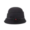Eleganter schwarzer Glockenhut aus Wolle mit Blumendesign und rotem Plüsch-Akzentstück - M / Schwarz
