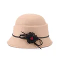 Eleganter beiger Wollfilzhut mit schwarzer Netzblume und rotem Bommel für Damen - M / Khaki
