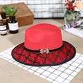 Elegante rode wollen jazzhoed met zwart kant op de rand en gouden vlindergesp - M (56-58cm) / Rood