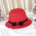 Damen Glockenhut aus roter Wolle mit klassischer schwarzer Schleife für den Winter - M / Rot