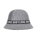 Cappello a campana chic in lana grigio scuro con nastro nero Love per donne alla moda - 57cm Regolabile / Grigio chiaro