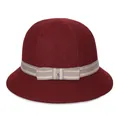 Elegante wijnrode wollen cloche hoed voor dames met gestreept lint en metalen knoopdetail - 57cm Verstelbaar / Bordeauxrood